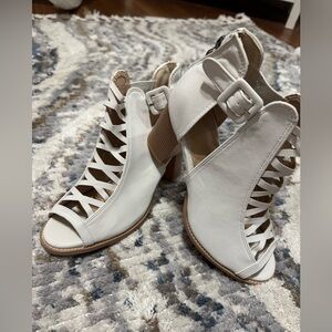 Elegant White Peep-Toe Heeled Sandals